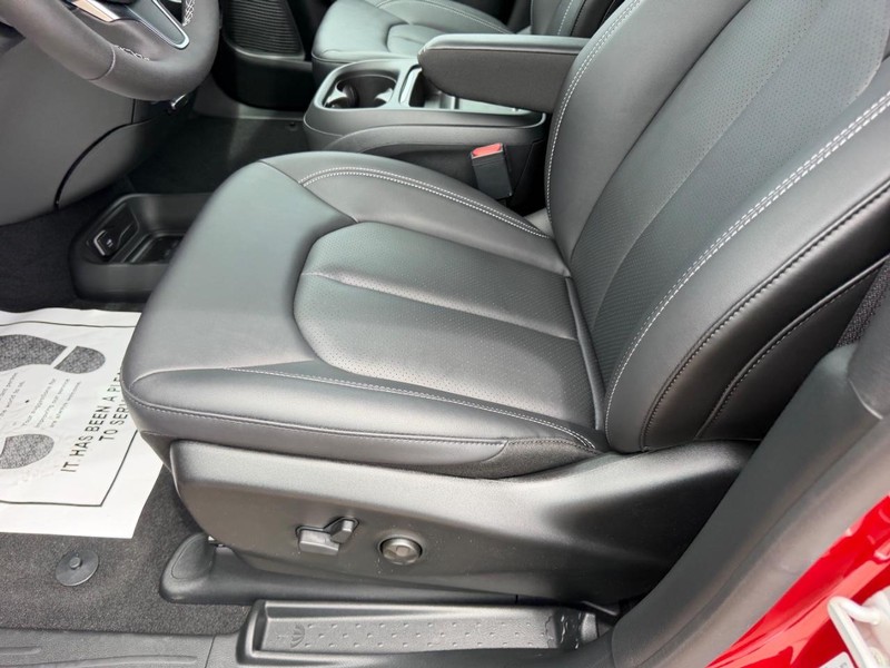 Chrysler Pacifica Vehicle Full-screen Gallery Image 22