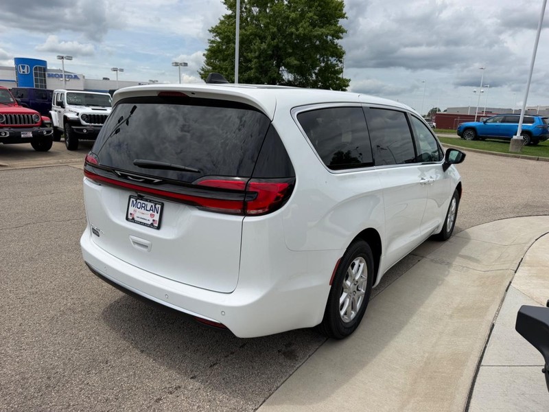 Chrysler Pacifica Vehicle Full-screen Gallery Image 4