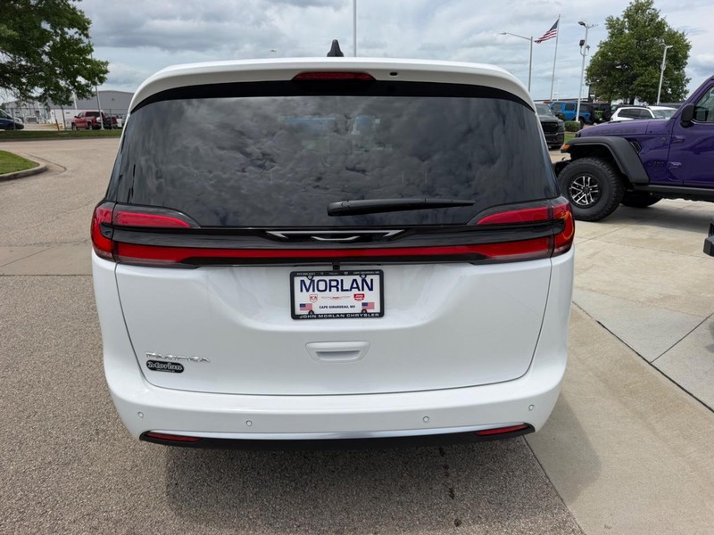 Chrysler Pacifica Vehicle Full-screen Gallery Image 5