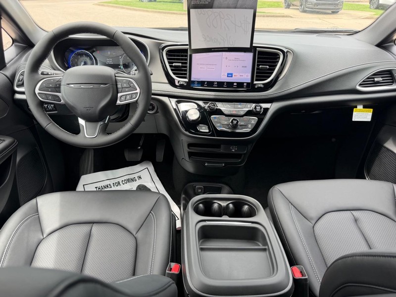 Chrysler Pacifica Vehicle Full-screen Gallery Image 12