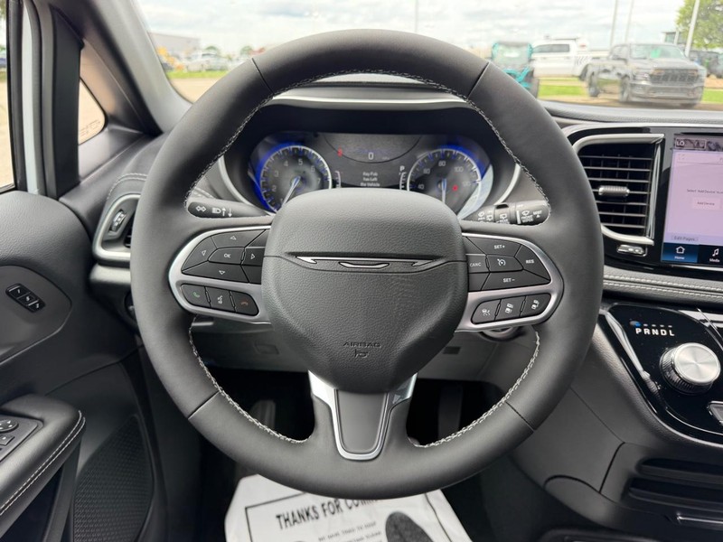 Chrysler Pacifica Vehicle Full-screen Gallery Image 13