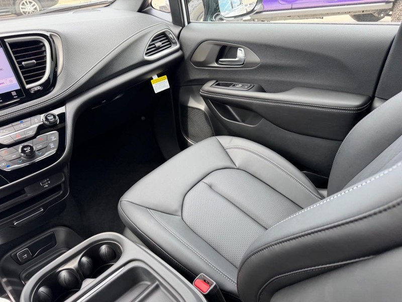 Chrysler Pacifica Vehicle Full-screen Gallery Image 19