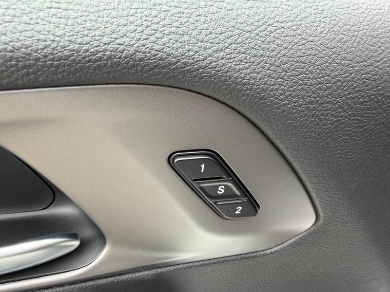 Chrysler Pacifica Vehicle Full-screen Gallery Image 21