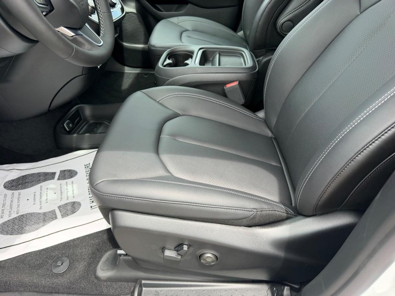 Chrysler Pacifica Vehicle Full-screen Gallery Image 22