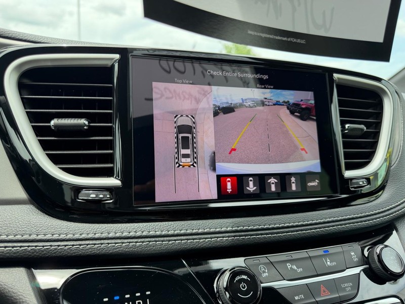 Chrysler Pacifica Vehicle Full-screen Gallery Image 25