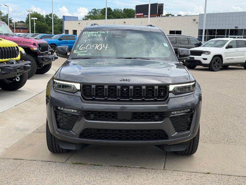 Jeep Grand Cherokee L Vehicle Full-screen Gallery Image 2