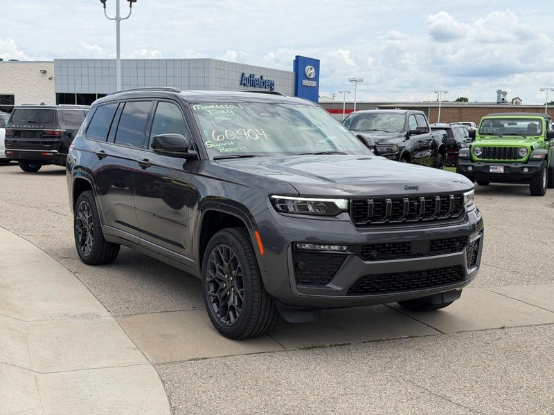 Jeep Grand Cherokee L Vehicle Full-screen Gallery Image 3
