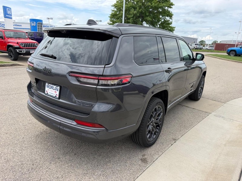Jeep Grand Cherokee L Vehicle Full-screen Gallery Image 4