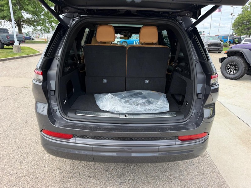 Jeep Grand Cherokee L Vehicle Full-screen Gallery Image 6