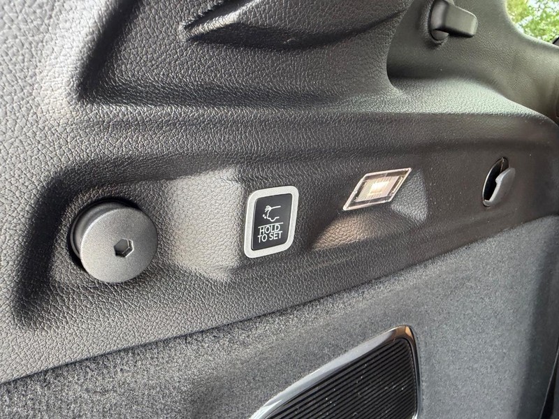 Jeep Grand Cherokee L Vehicle Full-screen Gallery Image 7