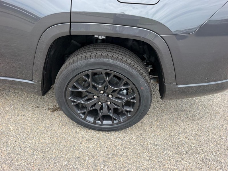 Jeep Grand Cherokee L Vehicle Full-screen Gallery Image 8