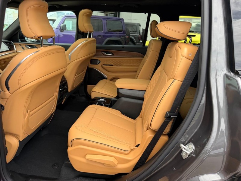 Jeep Grand Cherokee L Vehicle Full-screen Gallery Image 10
