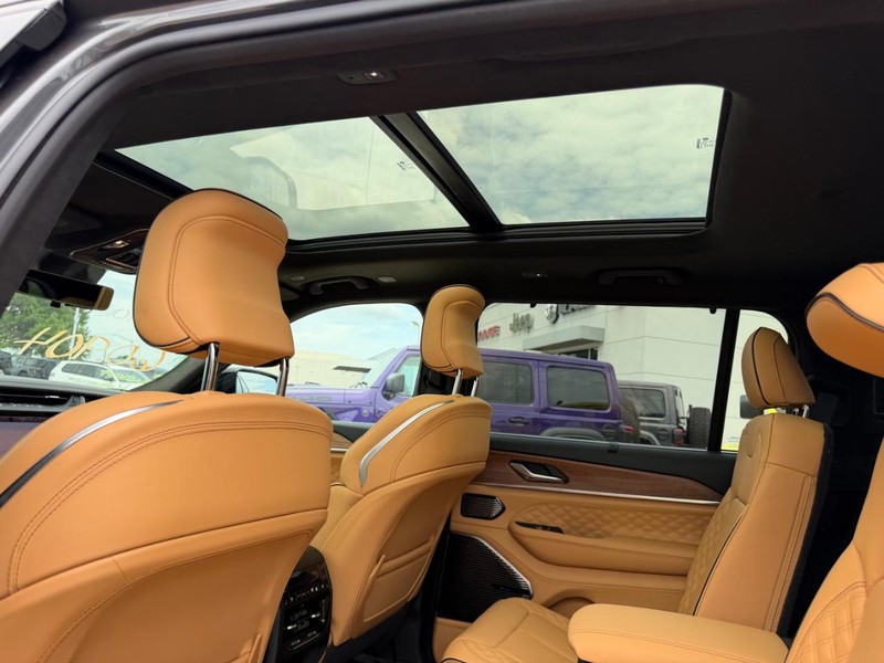 Jeep Grand Cherokee L Vehicle Full-screen Gallery Image 11