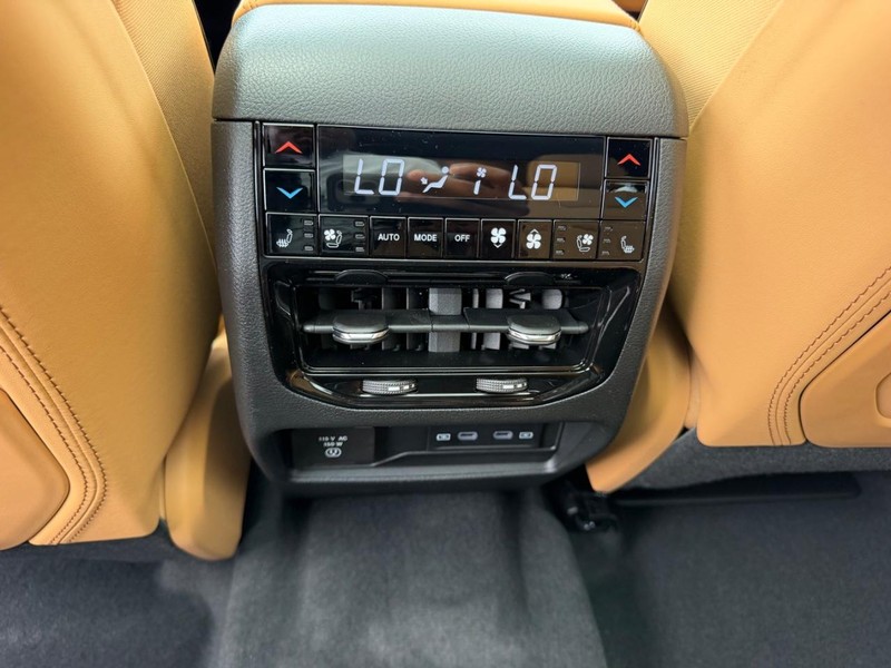 Jeep Grand Cherokee L Vehicle Full-screen Gallery Image 12