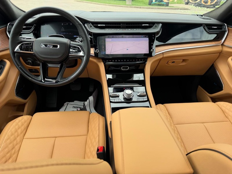 Jeep Grand Cherokee L Vehicle Full-screen Gallery Image 13
