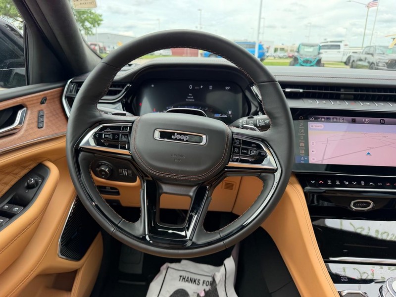 Jeep Grand Cherokee L Vehicle Full-screen Gallery Image 14