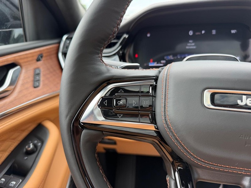Jeep Grand Cherokee L Vehicle Full-screen Gallery Image 15