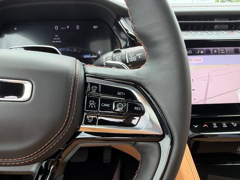 Jeep Grand Cherokee L Vehicle Full-screen Gallery Image 16