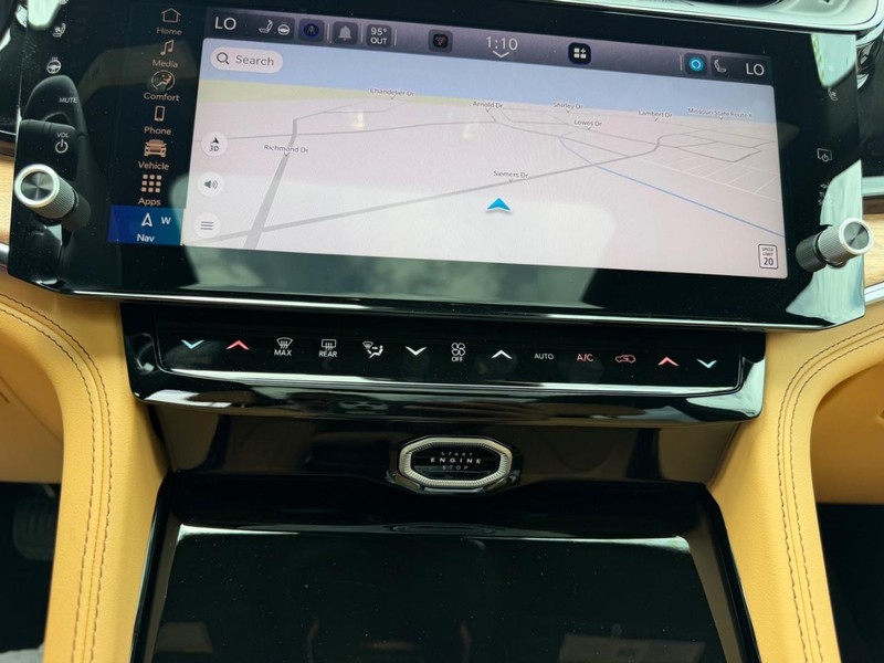 Jeep Grand Cherokee L Vehicle Full-screen Gallery Image 18