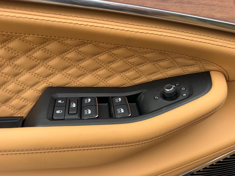 Jeep Grand Cherokee L Vehicle Full-screen Gallery Image 21