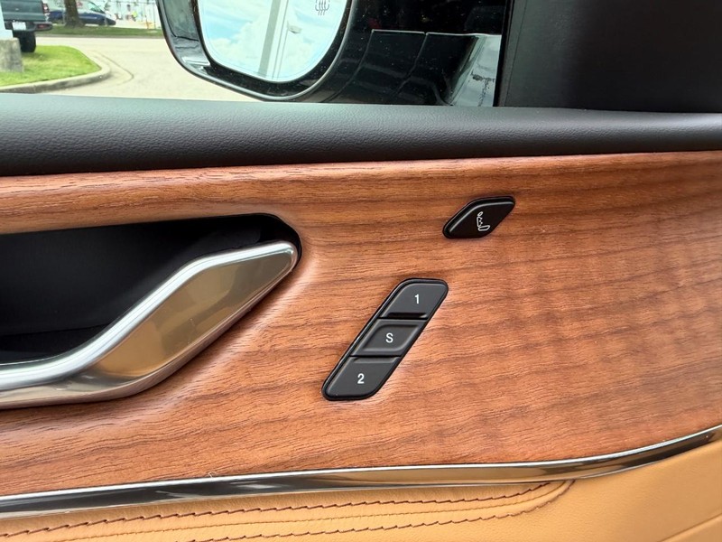 Jeep Grand Cherokee L Vehicle Full-screen Gallery Image 22