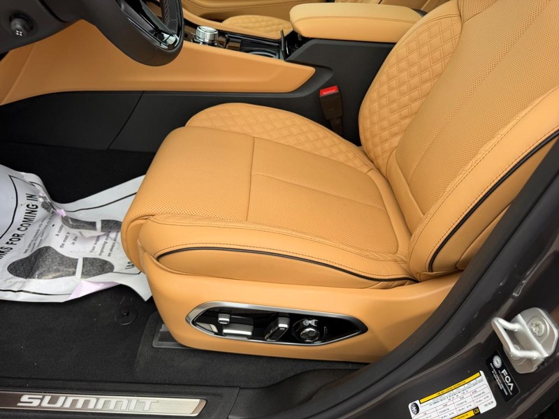 Jeep Grand Cherokee L Vehicle Full-screen Gallery Image 23