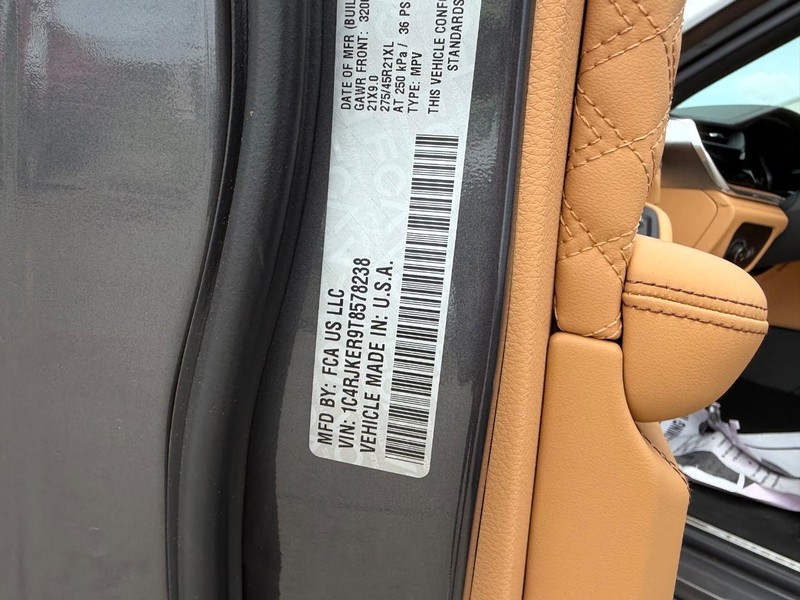 Jeep Grand Cherokee L Vehicle Full-screen Gallery Image 26