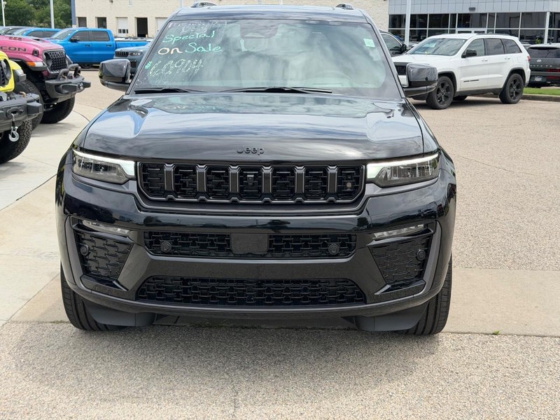 Jeep Grand Cherokee L Vehicle Full-screen Gallery Image 2