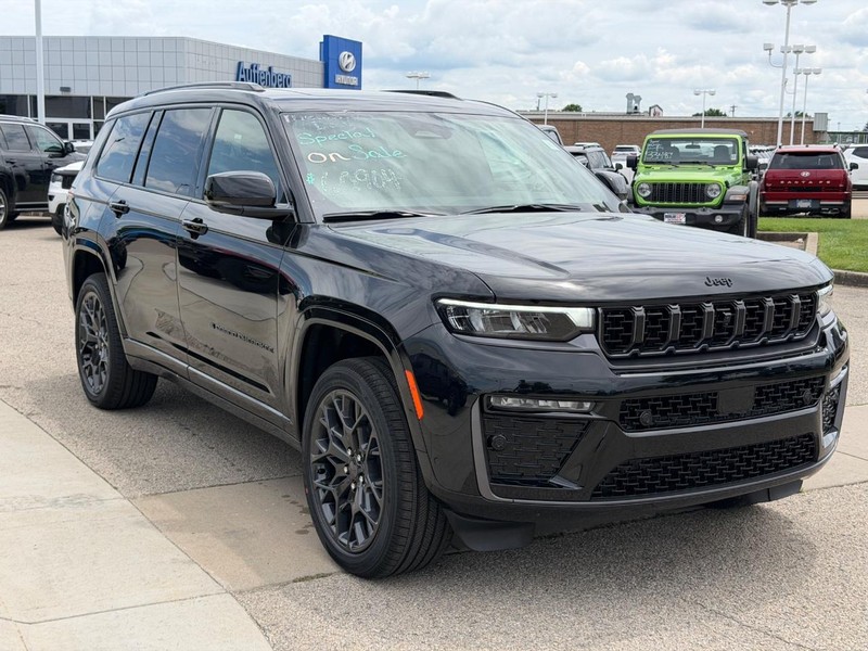 Jeep Grand Cherokee L Vehicle Full-screen Gallery Image 3
