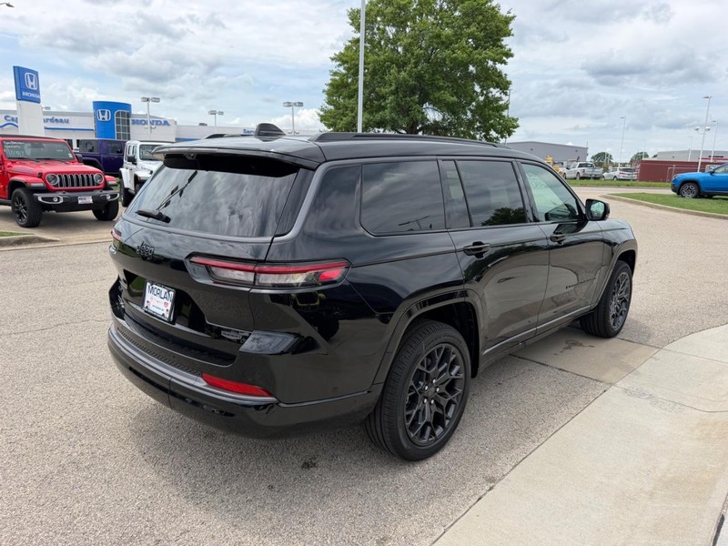 Jeep Grand Cherokee L Vehicle Full-screen Gallery Image 4
