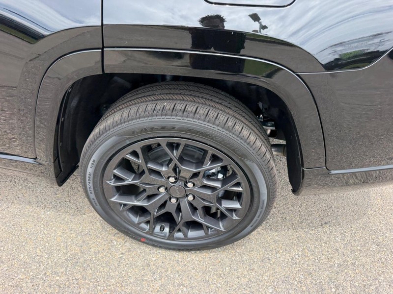 Jeep Grand Cherokee L Vehicle Full-screen Gallery Image 8