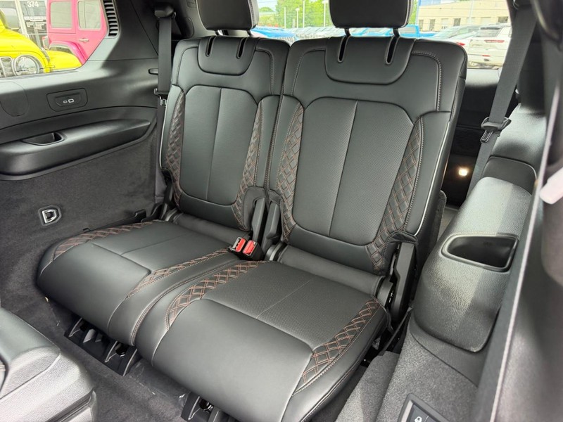 Jeep Grand Cherokee L Vehicle Full-screen Gallery Image 9