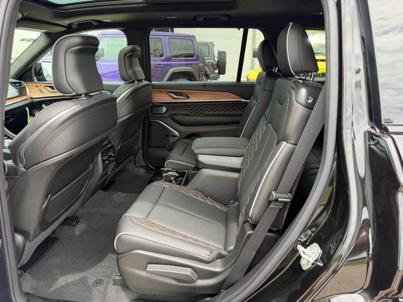 Jeep Grand Cherokee L Vehicle Full-screen Gallery Image 10