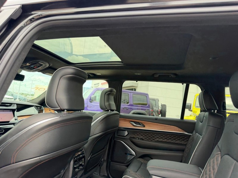 Jeep Grand Cherokee L Vehicle Full-screen Gallery Image 11