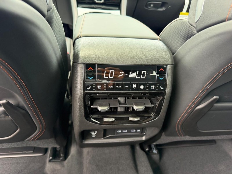 Jeep Grand Cherokee L Vehicle Full-screen Gallery Image 12