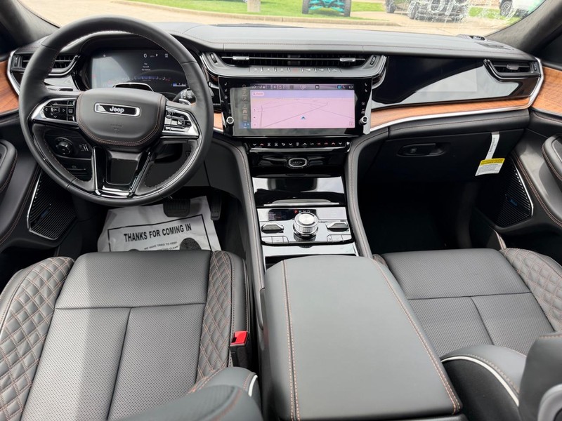 Jeep Grand Cherokee L Vehicle Full-screen Gallery Image 13