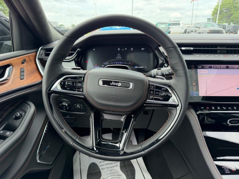 Jeep Grand Cherokee L Vehicle Full-screen Gallery Image 14