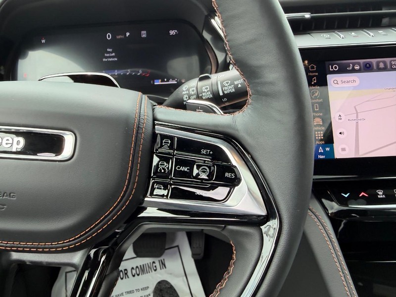 Jeep Grand Cherokee L Vehicle Full-screen Gallery Image 16