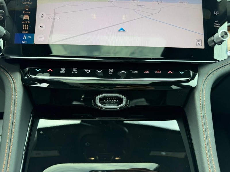 Jeep Grand Cherokee L Vehicle Full-screen Gallery Image 18