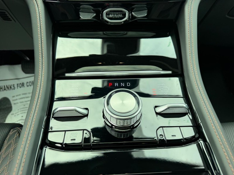 Jeep Grand Cherokee L Vehicle Full-screen Gallery Image 19