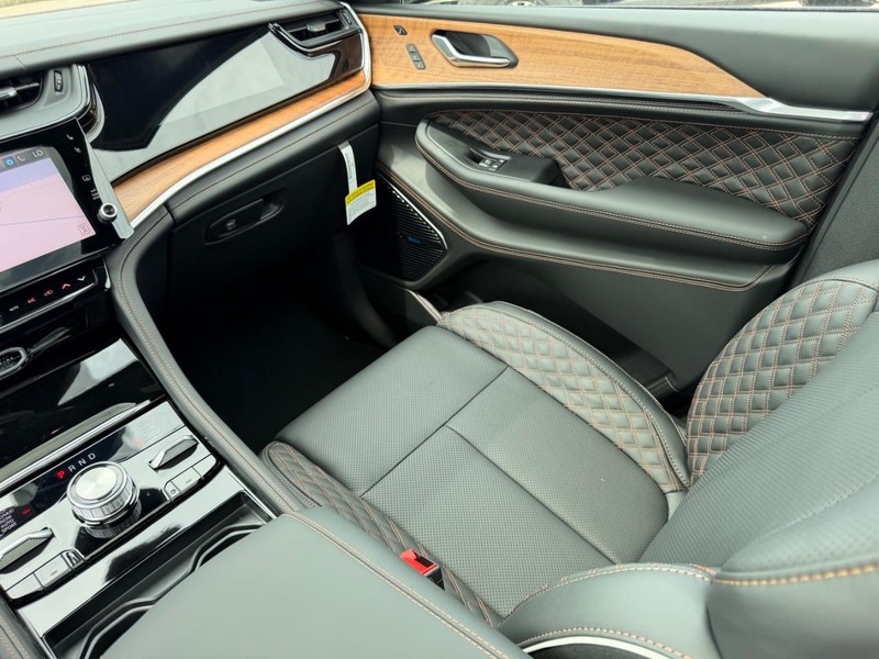 Jeep Grand Cherokee L Vehicle Full-screen Gallery Image 20