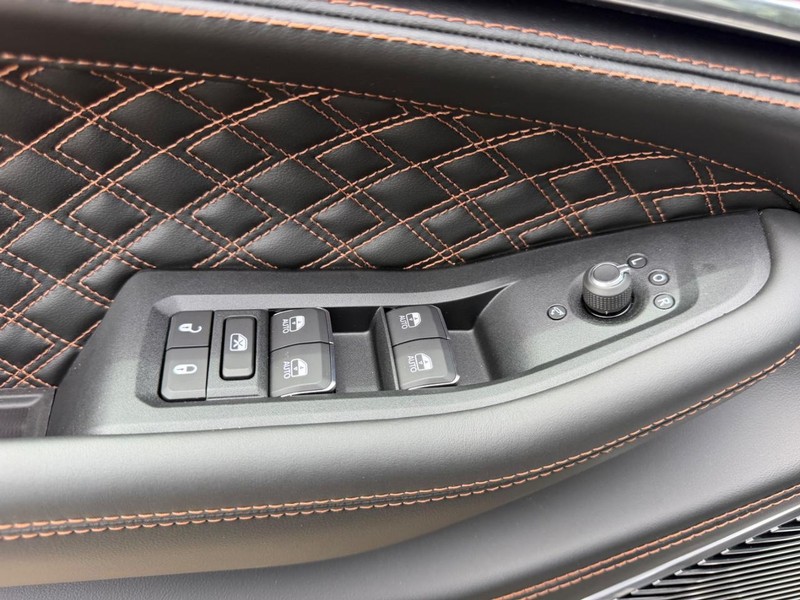 Jeep Grand Cherokee L Vehicle Full-screen Gallery Image 21