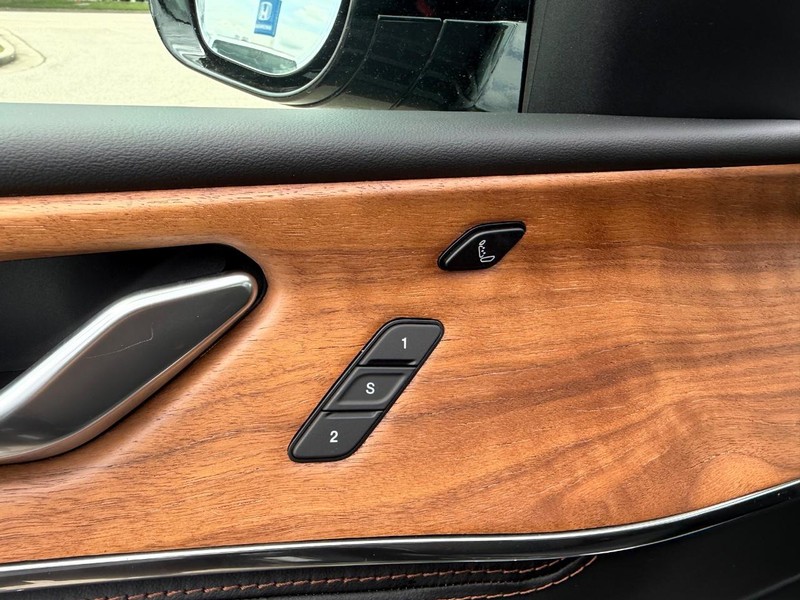 Jeep Grand Cherokee L Vehicle Full-screen Gallery Image 22