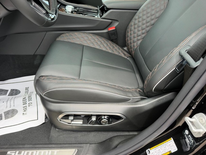 Jeep Grand Cherokee L Vehicle Full-screen Gallery Image 23