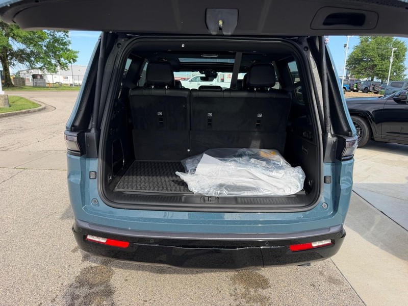 Jeep Grand Wagoneer Vehicle Full-screen Gallery Image 6