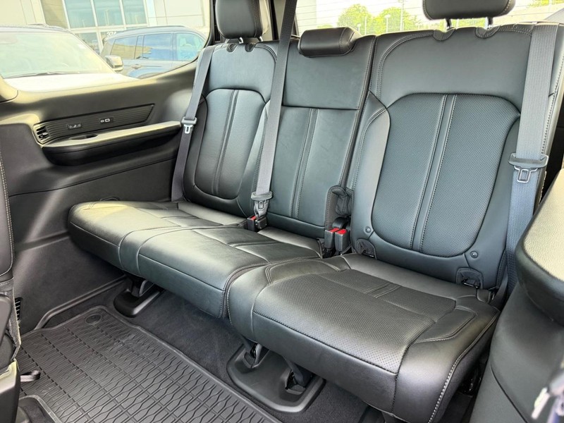 Jeep Grand Wagoneer Vehicle Full-screen Gallery Image 9