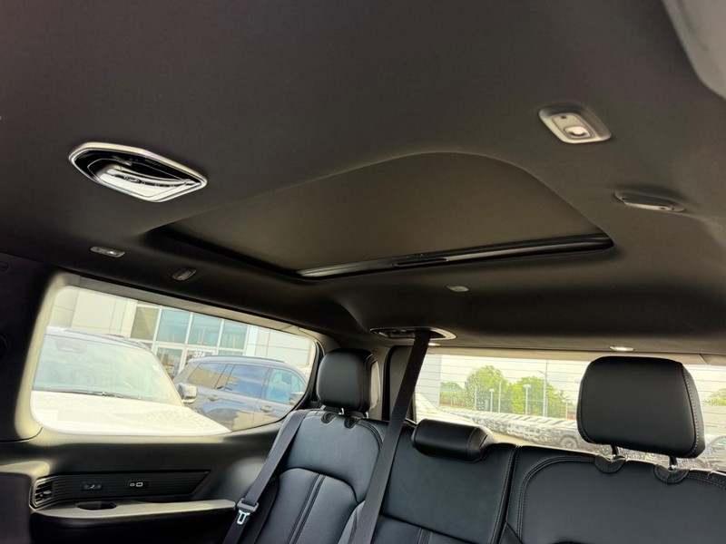 Jeep Grand Wagoneer Vehicle Full-screen Gallery Image 10