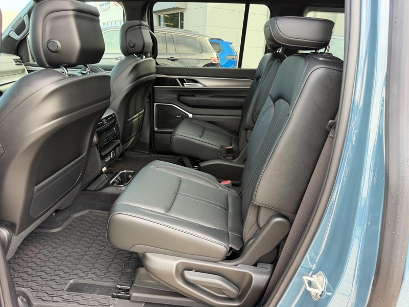 Jeep Grand Wagoneer Vehicle Full-screen Gallery Image 11