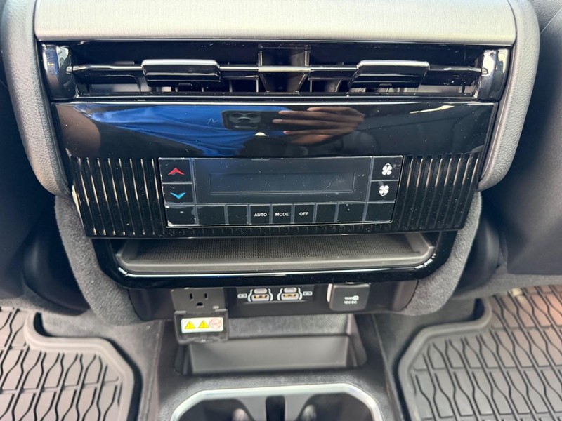 Jeep Grand Wagoneer Vehicle Full-screen Gallery Image 13