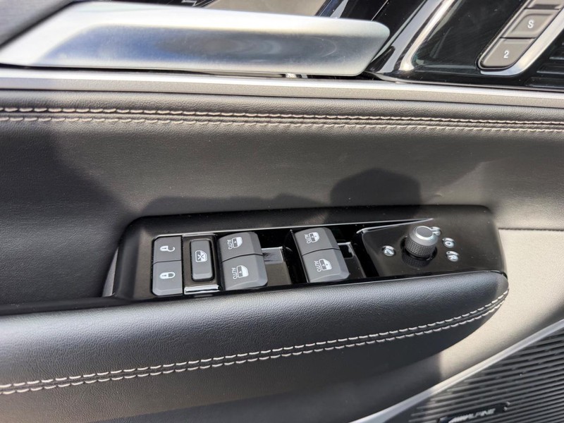 Jeep Grand Wagoneer Vehicle Full-screen Gallery Image 22
